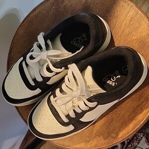Black and white sneakers size 3 in girls
